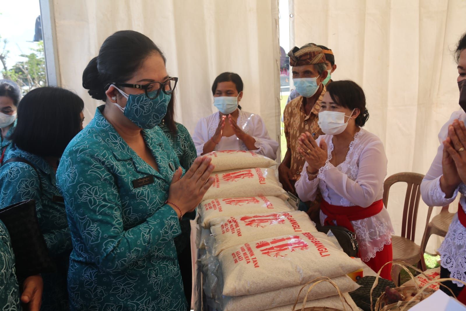 podiumnews.com-Ketua PKK Tabanan Turut Hadiri Pasar Rakyat PKK di Bangli